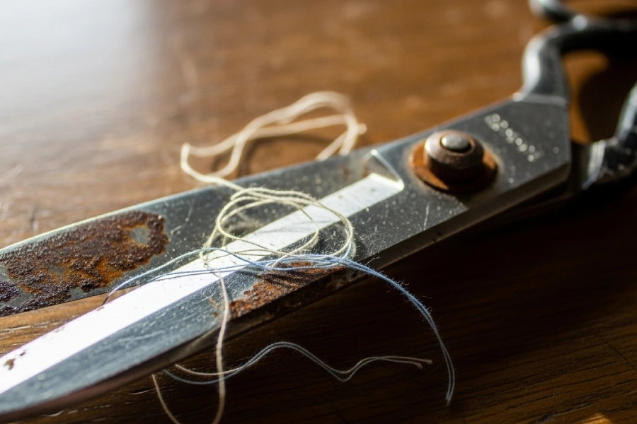 چرا قیچی سفت میشود؟ 5 دلیل سفت شدن قیچی 1 چرا قیچی سفت میشود